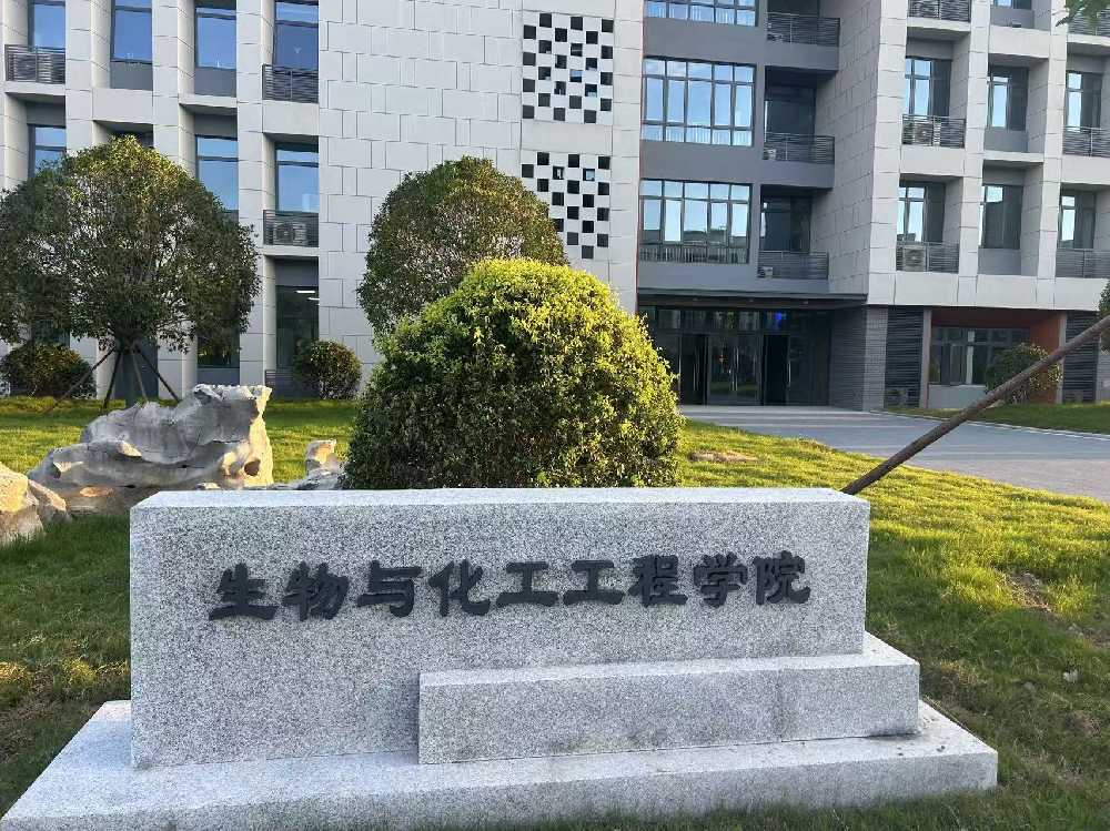 平舆县扬州职业大学体育场高杆灯项目